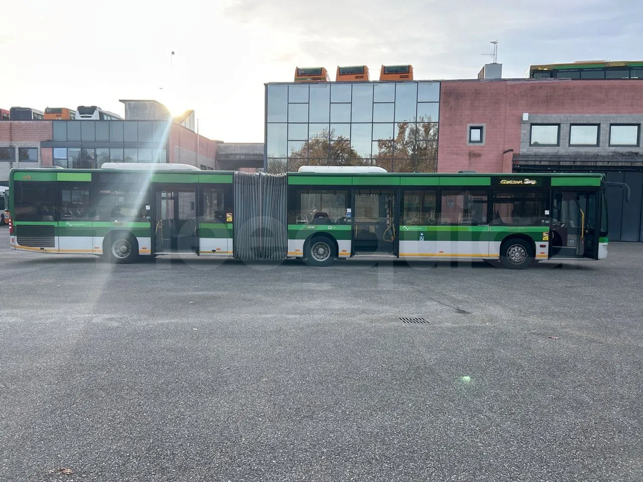 Mercedes-Benz O 530 G- 3P - Euro5 - 260kW - 17.940mt - right side doors open