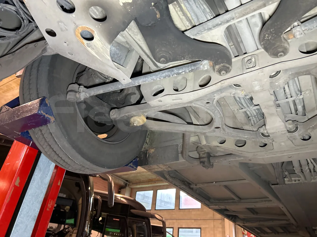 Mercedes-Benz O 530 G- 3P - Euro5 - 260kW - 17.940mt - front axle right side