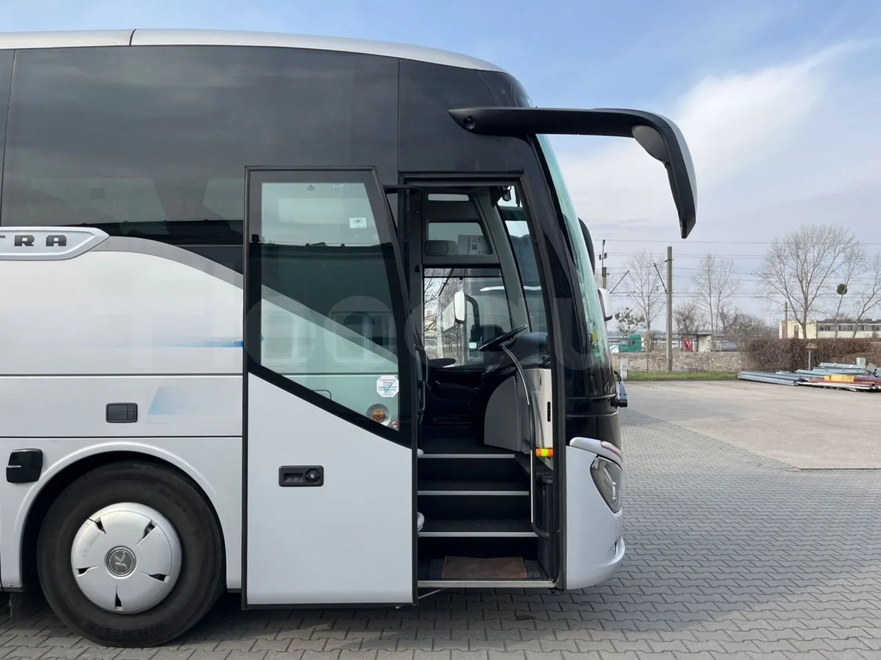 Setra S515 410 02 - Euro6 - 315kW - 12.300mt - front door 1 open