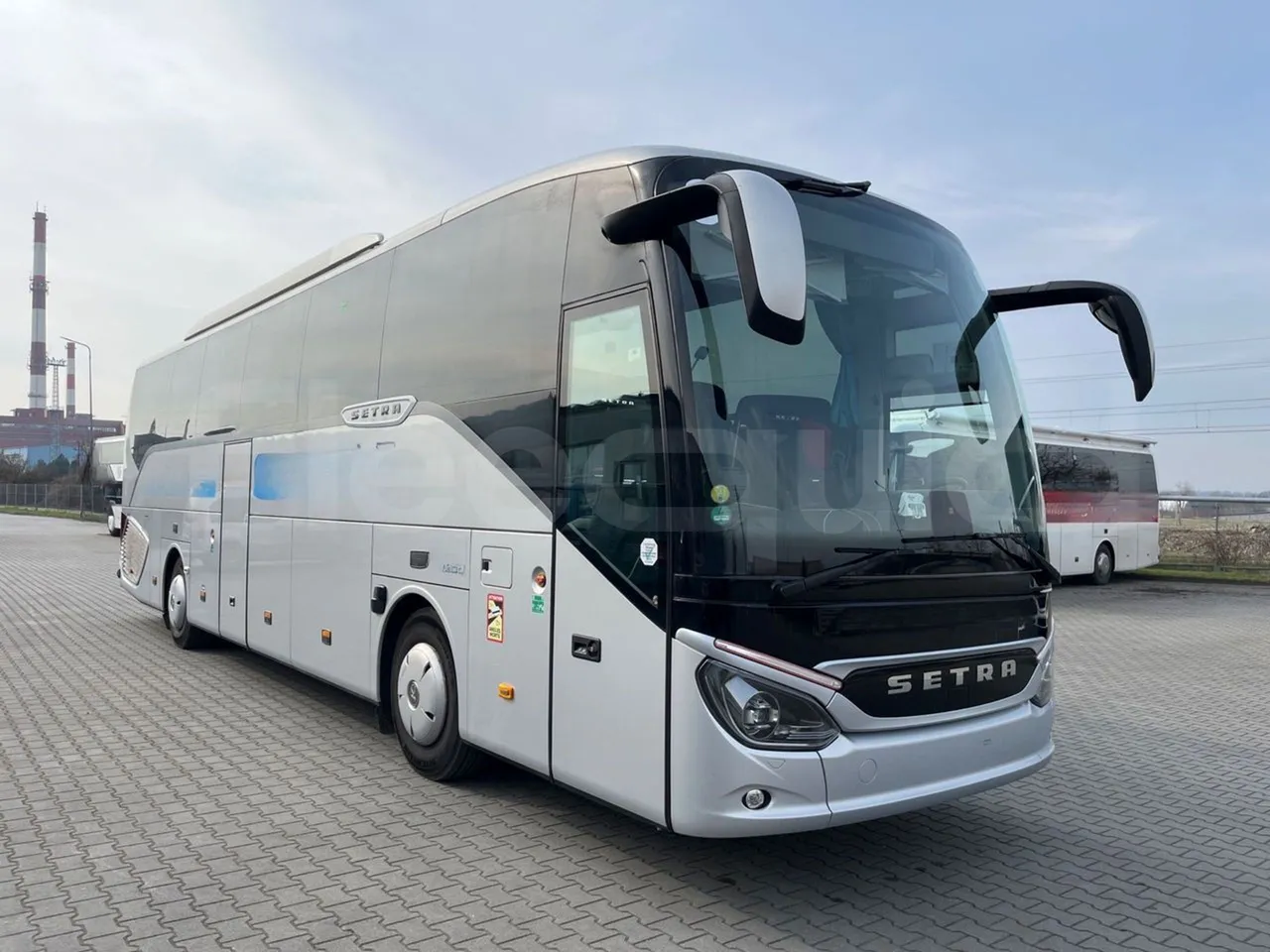 Setra S515 410 02 - Euro6 - 315kW - 12.300mt - 3/4 front right doors