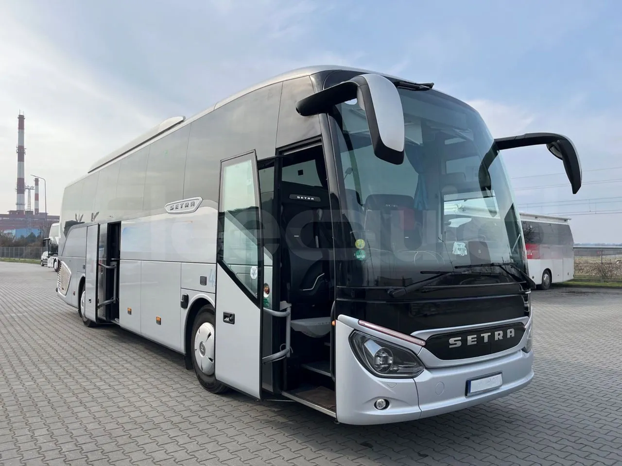 Setra S515 410 02 - Euro6 - 315kW - 12.300mt - 3/4 right front doors open