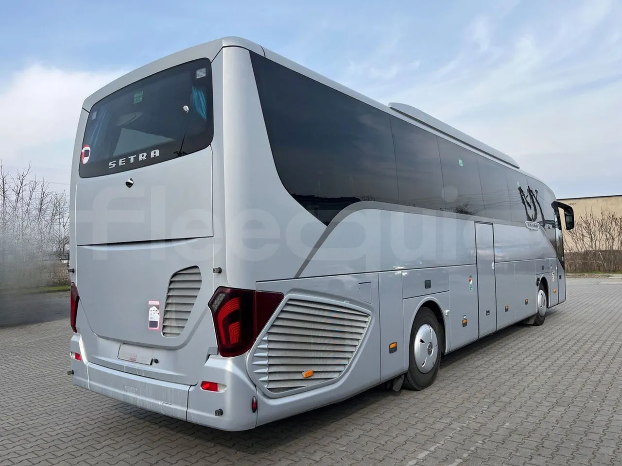 Setra S515 410 02 - Euro6 - 315kW - 12.300mt - 3/4 right rear doors closed