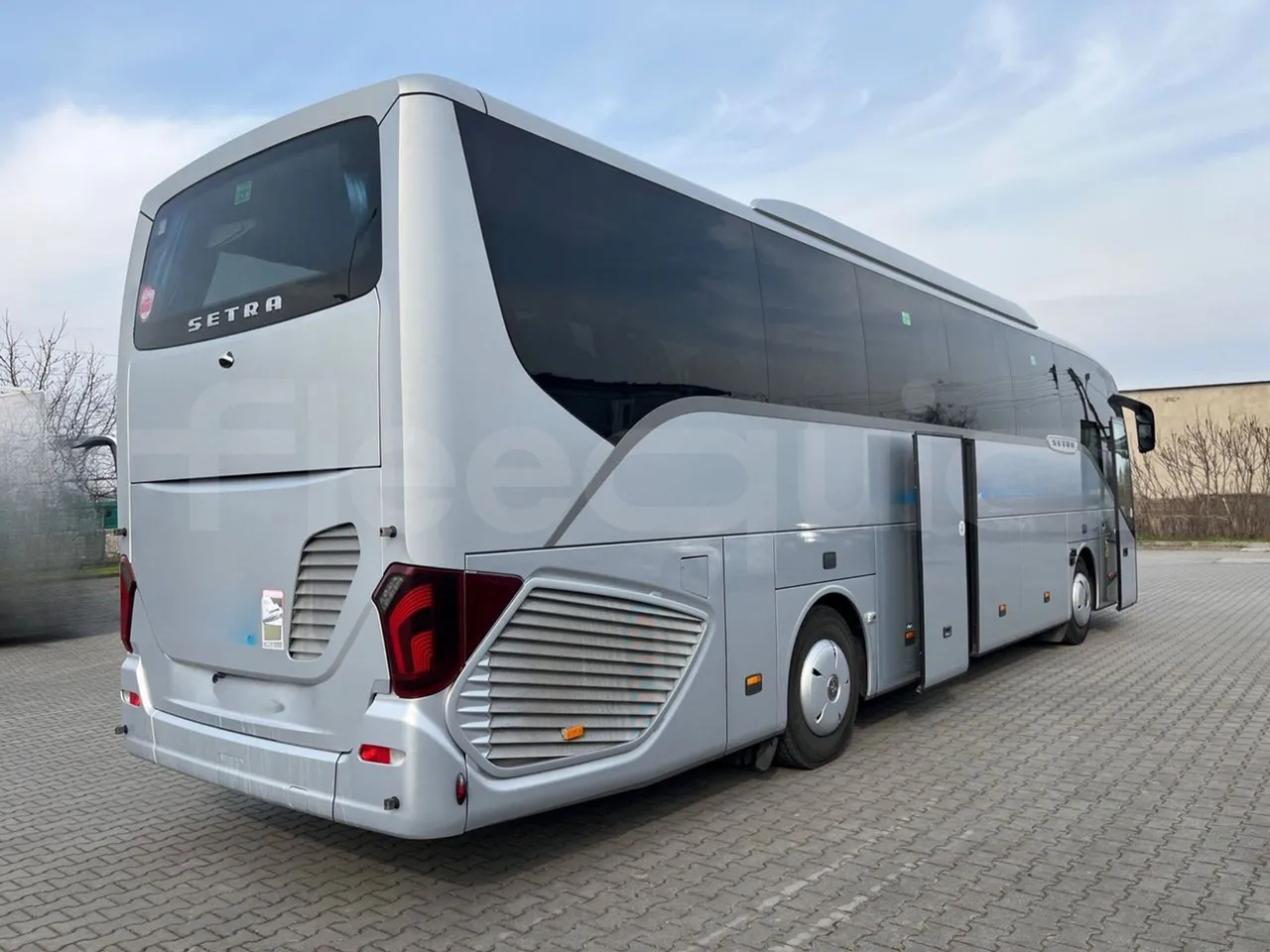 Setra S515 410 02 - Euro6 - 315kW - 12.300mt - 3/4 right rear doors open