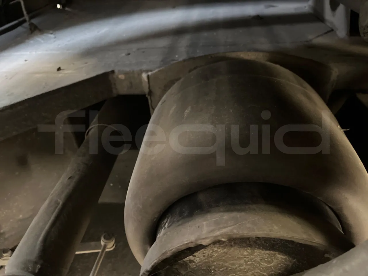 Setra S515 410 02 - Euro6 - 315kW - 12.300mt - axel 2 air springs 1 left