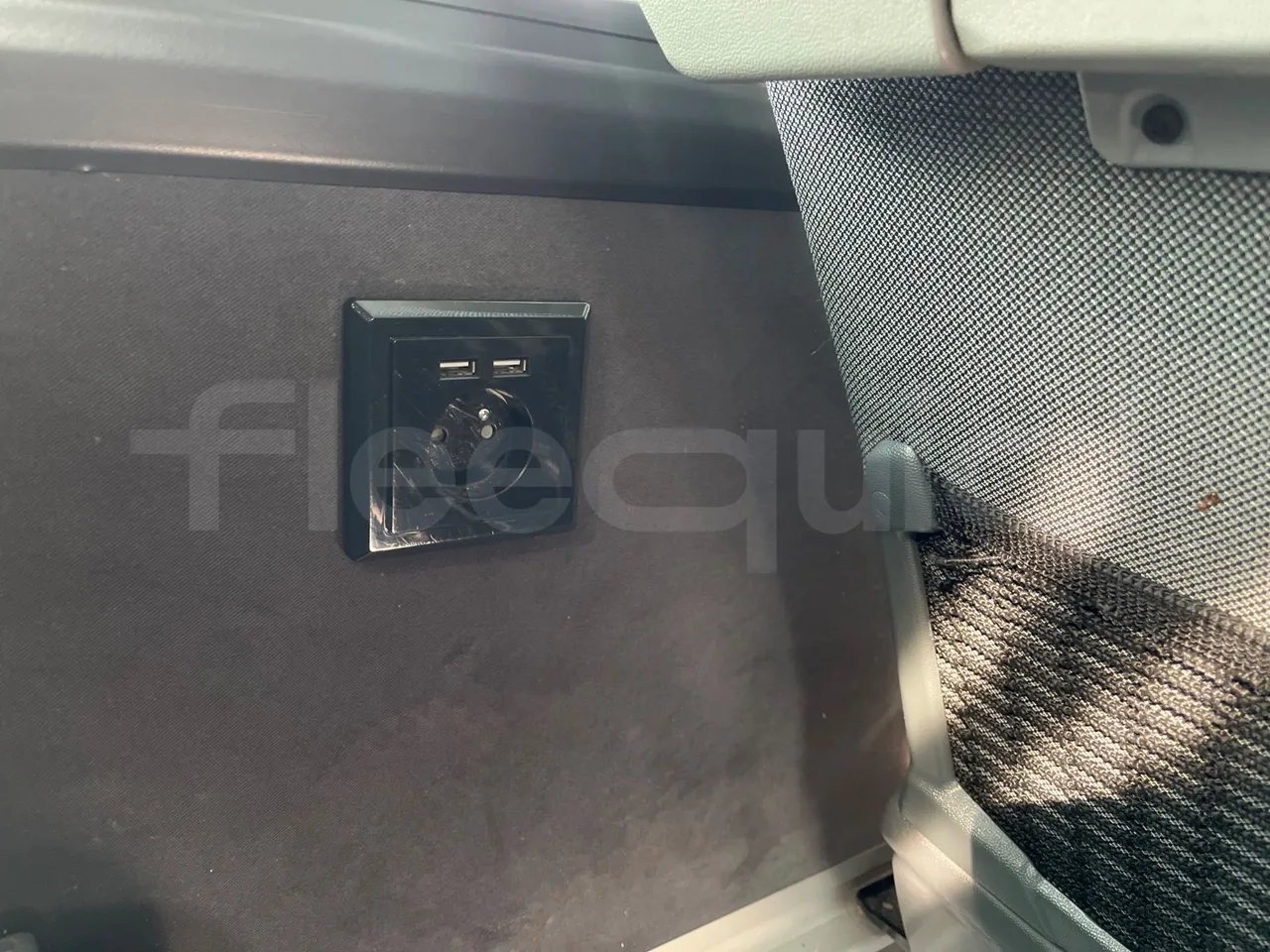 Setra S515 410 02 - Euro6 - 315kW - 12.300mt - usb charging detail