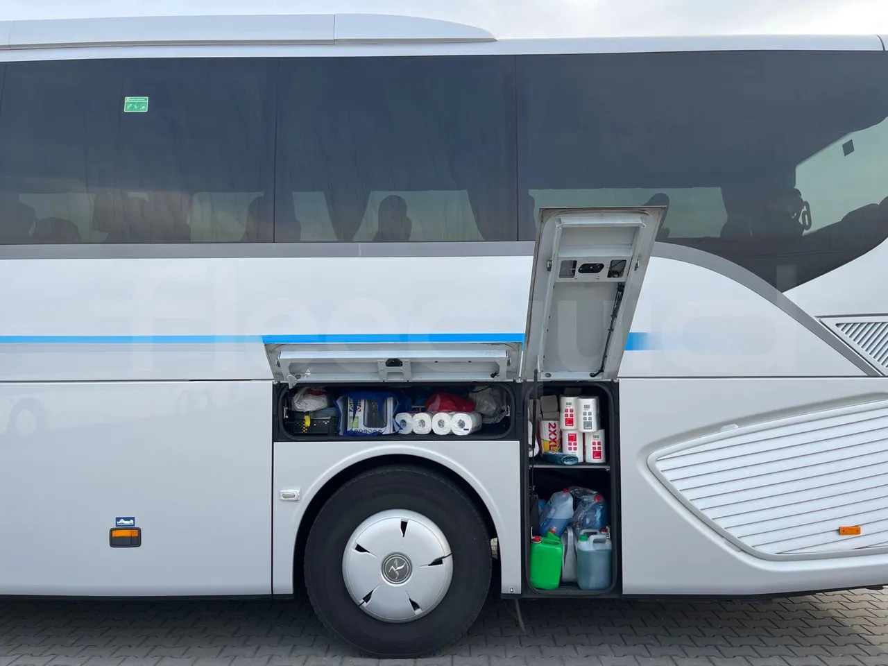Setra S515 410 02 - Euro6 - 315kW - 12.300mt - external compartments photo