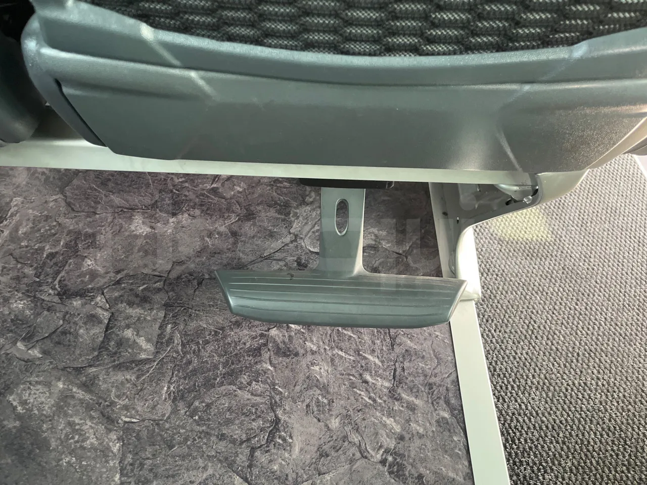 Setra S515 410 02 - Euro6 - 315kW - 12.300mt - footrest detail photo