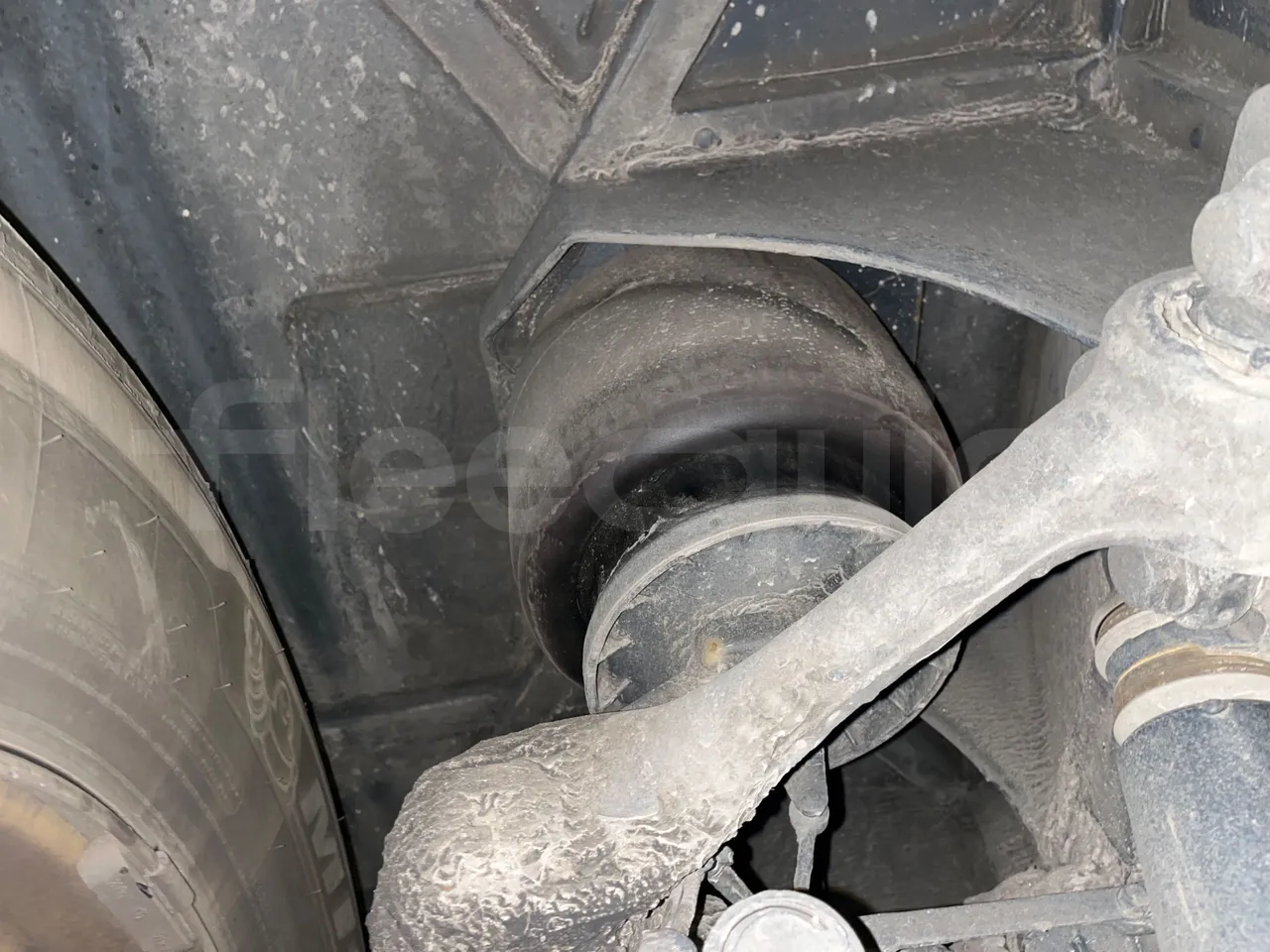 Setra S515 410 02 - Euro6 - 315kW - 12.300mt - front air springs left