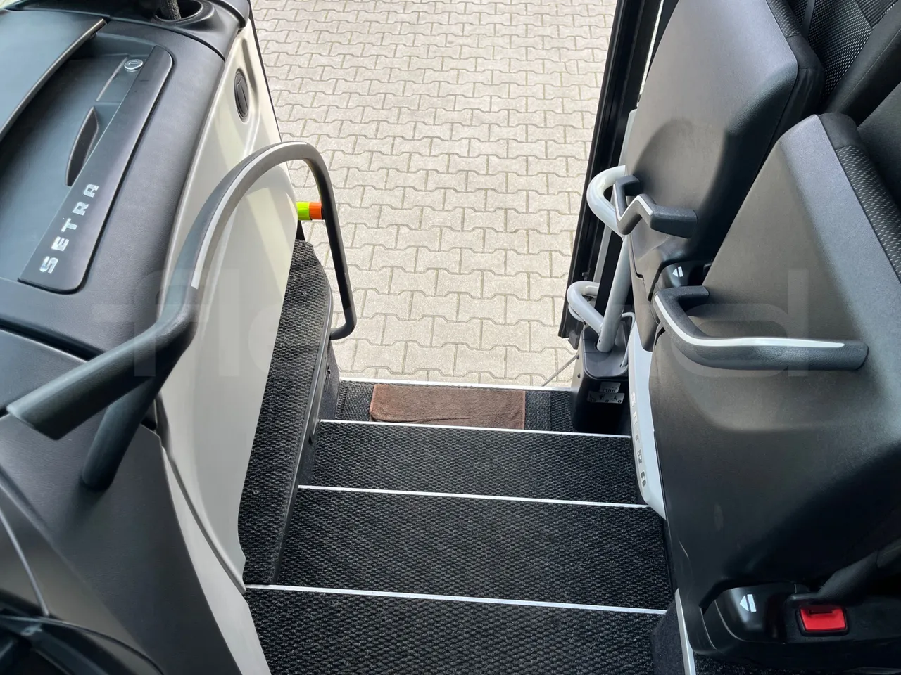 Setra S515 410 02 - Euro6 - 315kW - 12.300mt - handrails photo