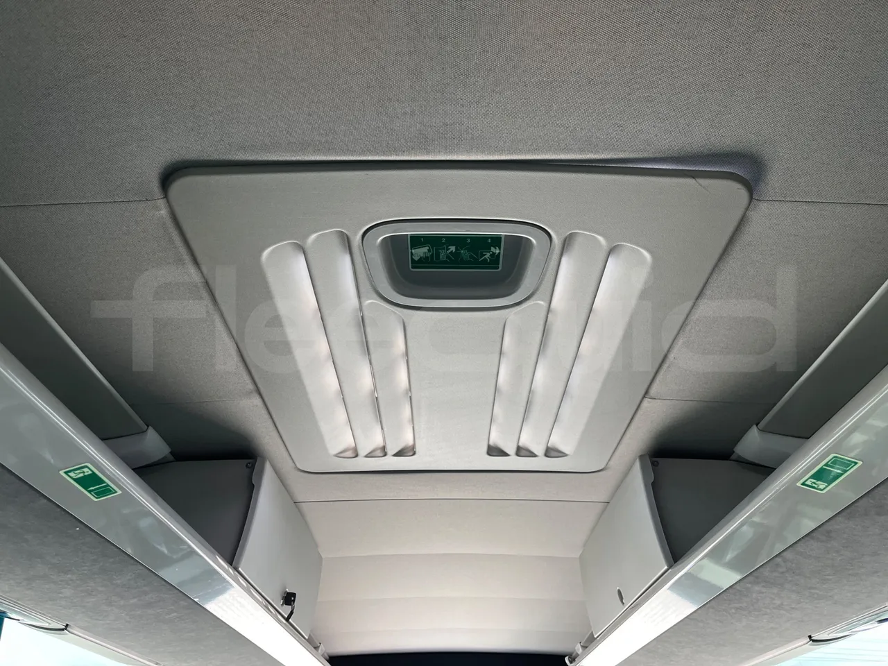 Setra S515 410 02 - Euro6 - 315kW - 12.300mt - roof hatch 1