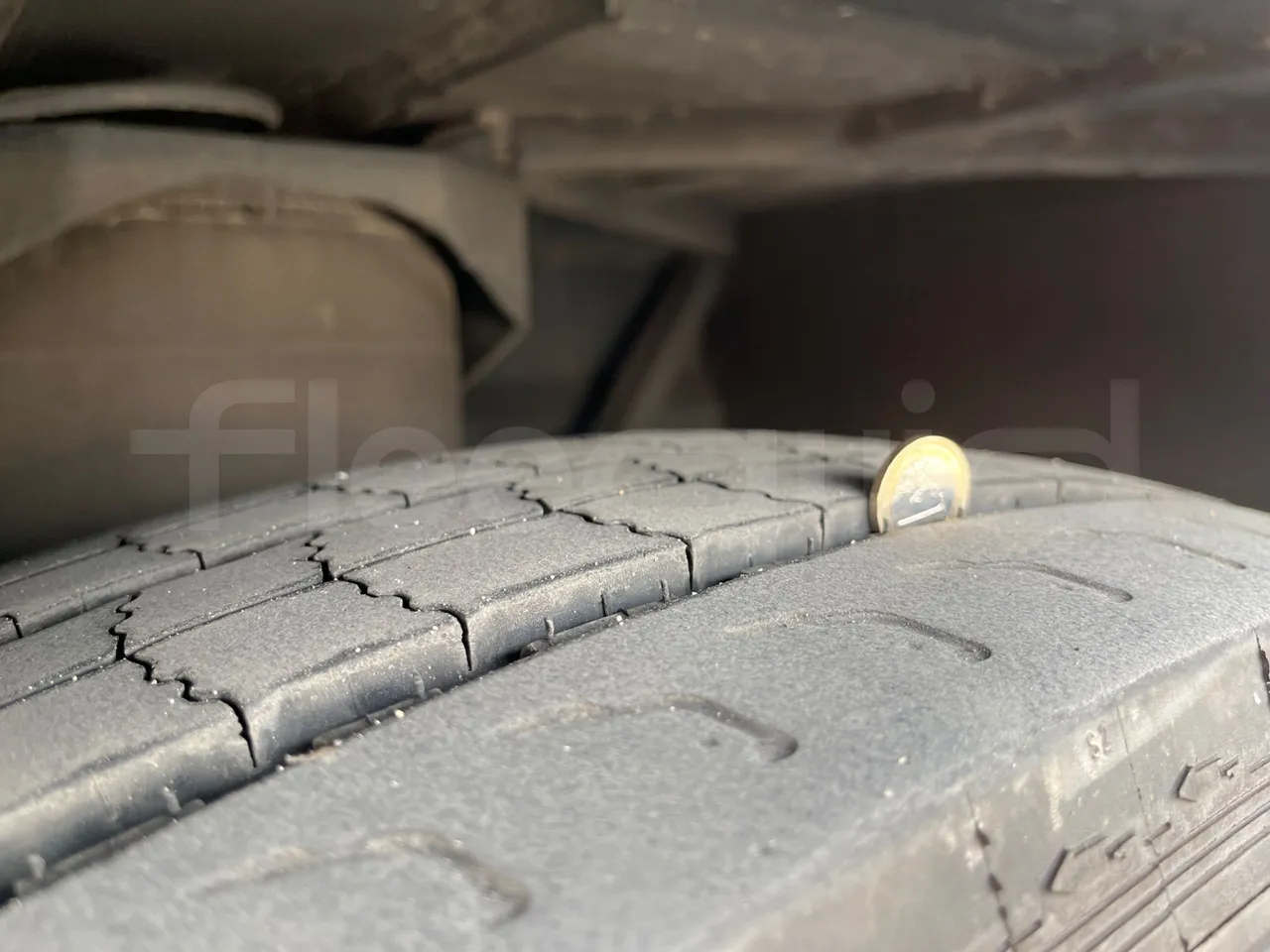 Setra S515 410 02 - Euro6 - 315kW - 12.300mt - tread condition front tires left