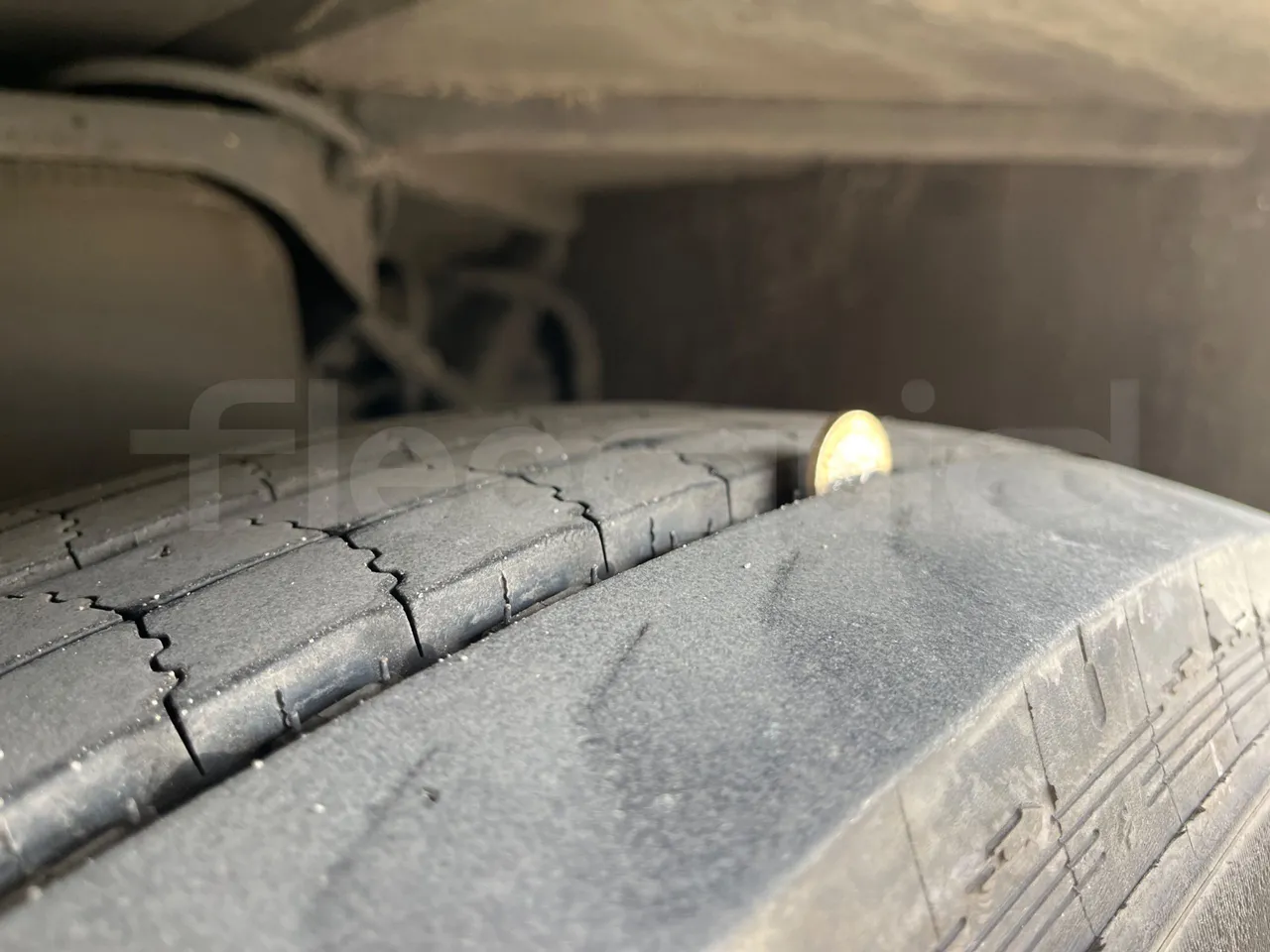 Setra S515 410 02 - Euro6 - 315kW - 12.300mt - tread condition front tires right