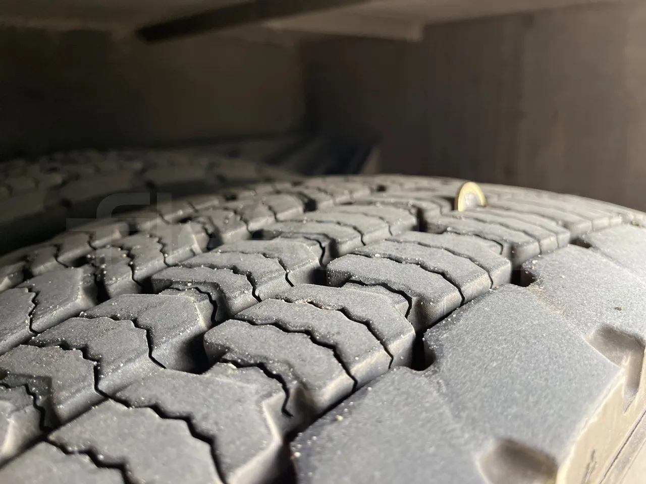 Setra S515 410 02 - Euro6 - 315kW - 12.300mt - tread condition second axle tires right