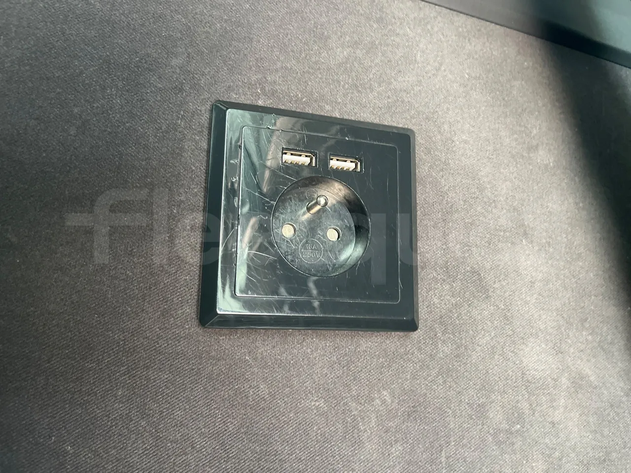 Setra S515 410 02 - Euro6 - 315kW - 12.300mt - power outlets detail