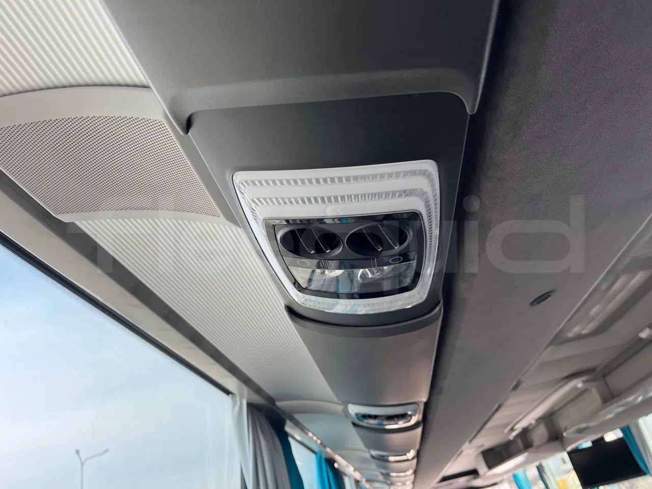 Setra S515 410 02 - Euro6 - 315kW - 12.300mt - overhead compartments photo