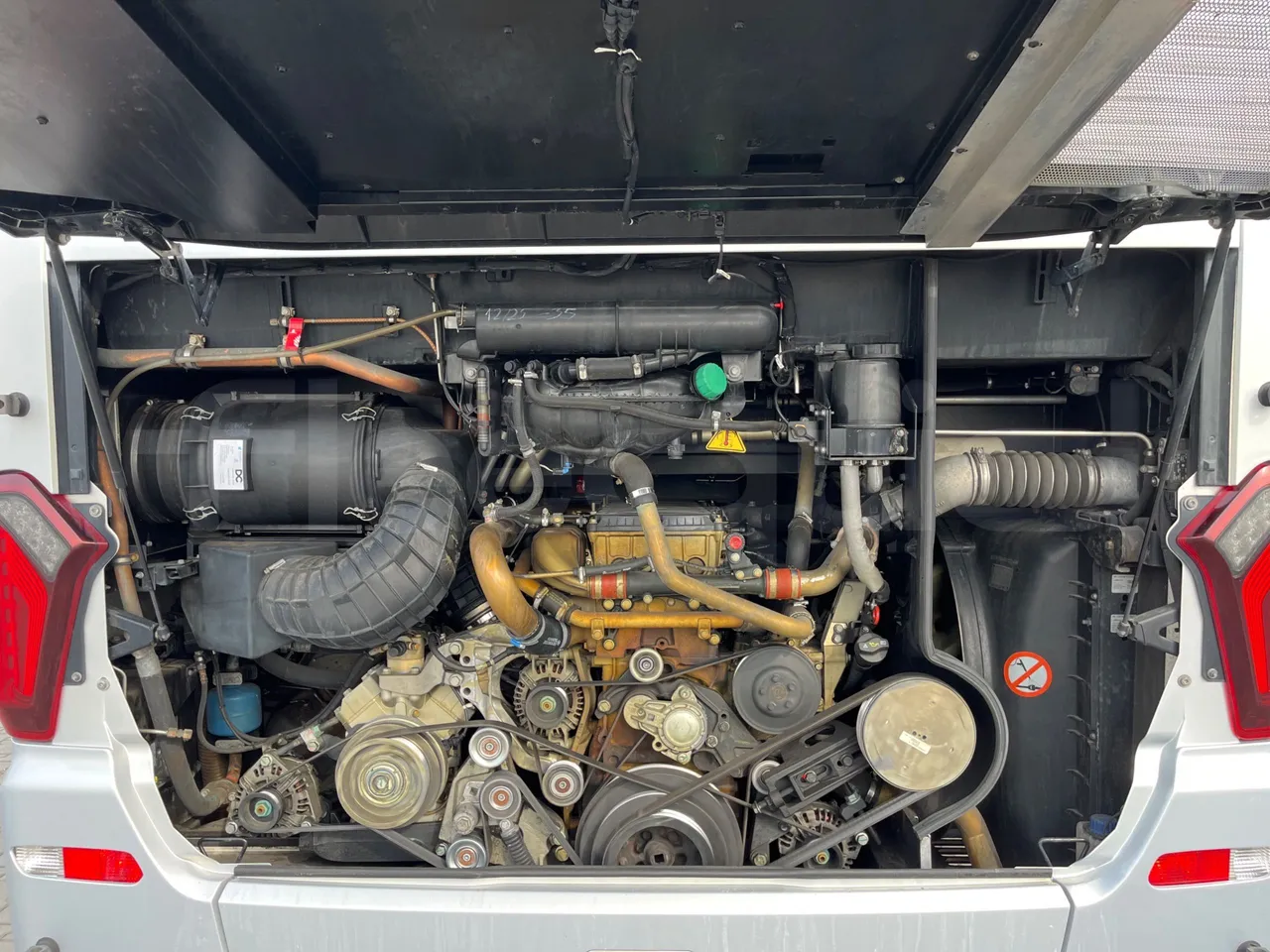 Setra S515 410 02 - Euro6 - 315kW - 12.300mt - rear hatch open