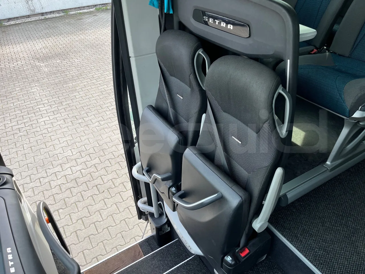 Setra S515 410 02 - Euro6 - 315kW - 12.300mt - hostess seat photo