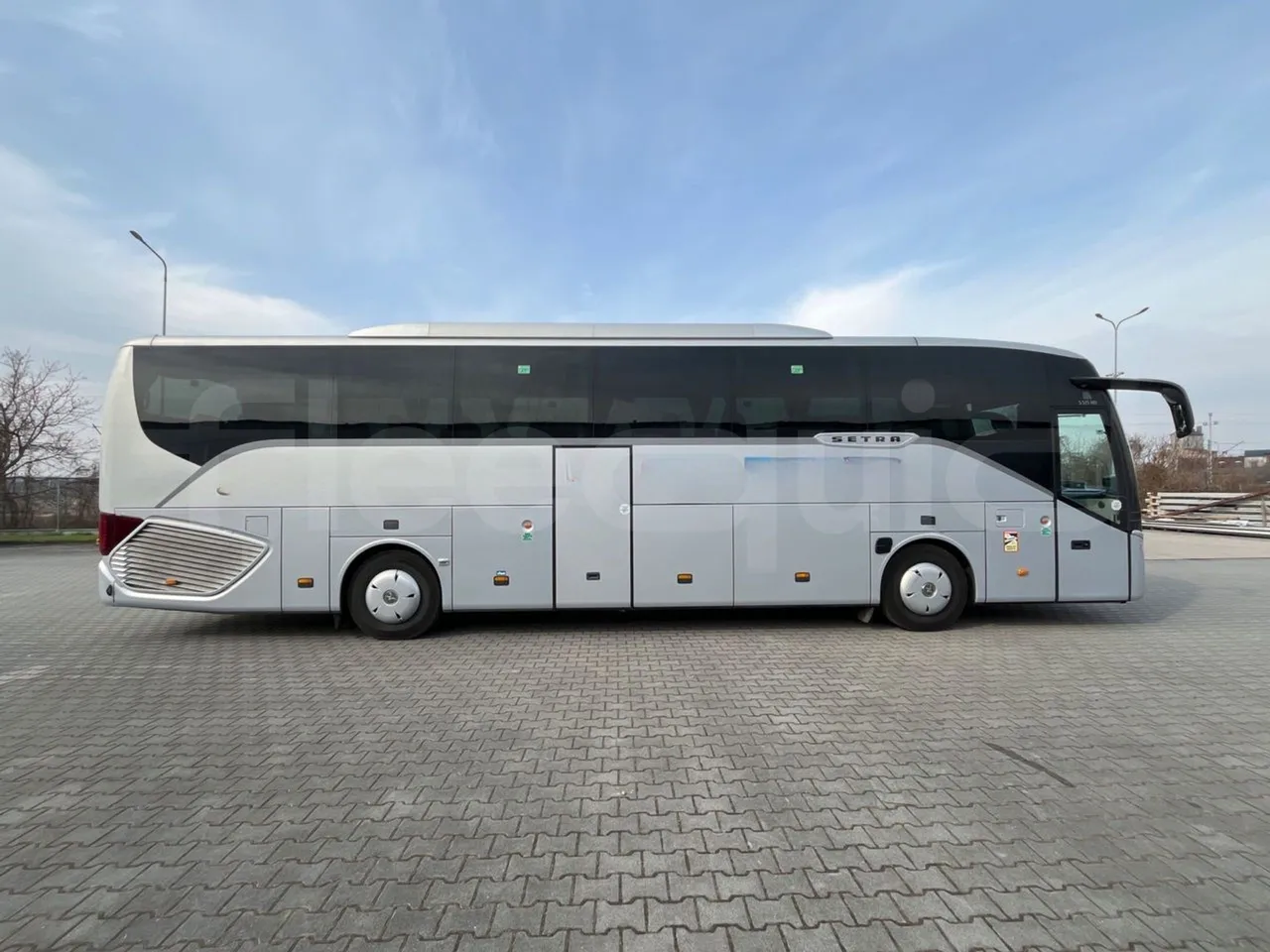 Setra S515 410 02 - Euro6 - 315kW - 12.300mt - right side doors closed