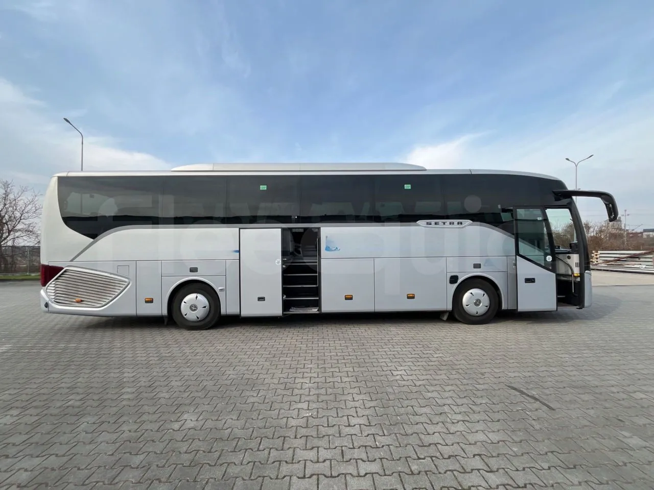 Setra S515 410 02 - Euro6 - 315kW - 12.300mt - right side doors open