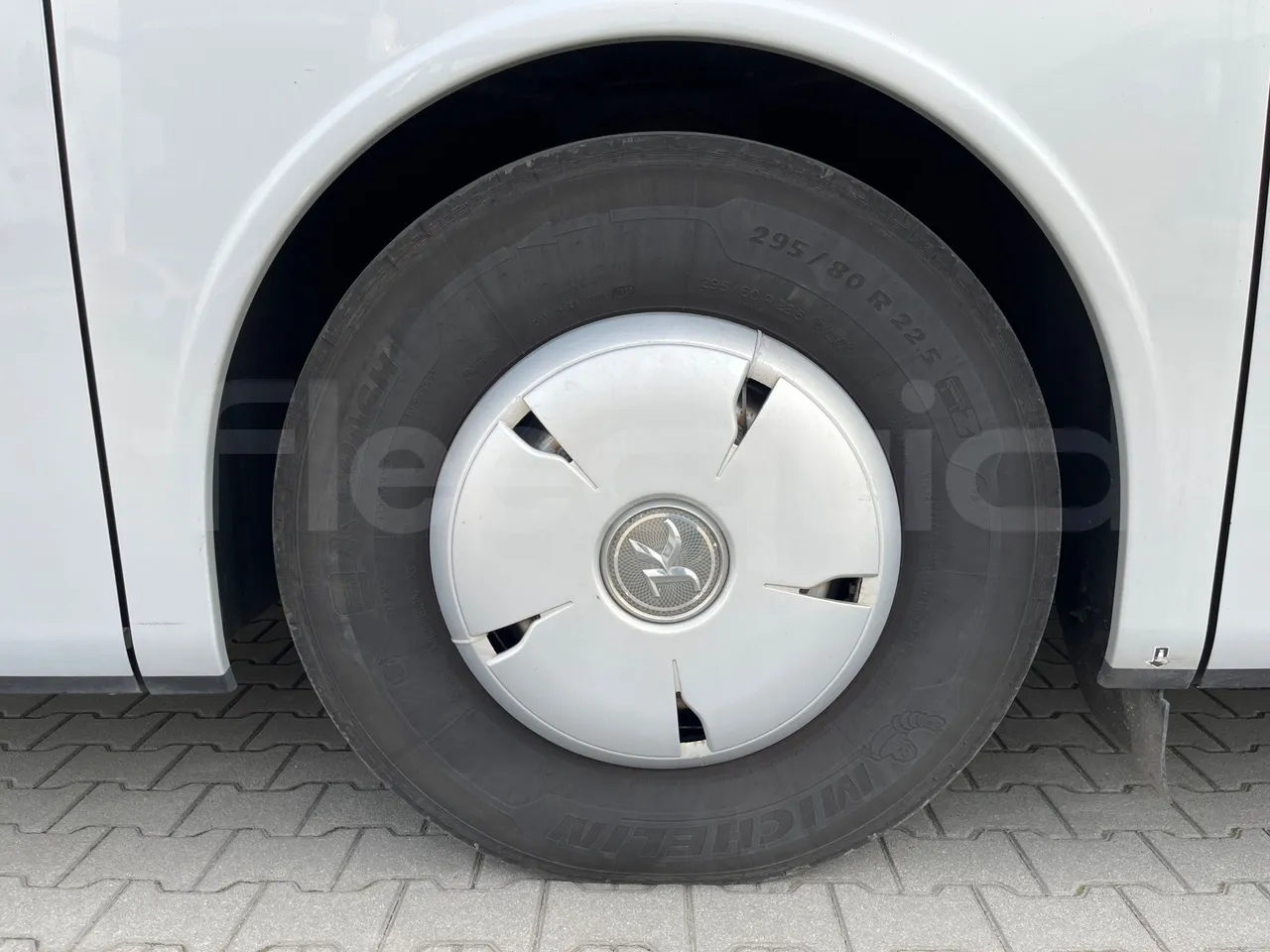 Setra S515 410 02 - Euro6 - 315kW - 12.300mt - front left tire measurements