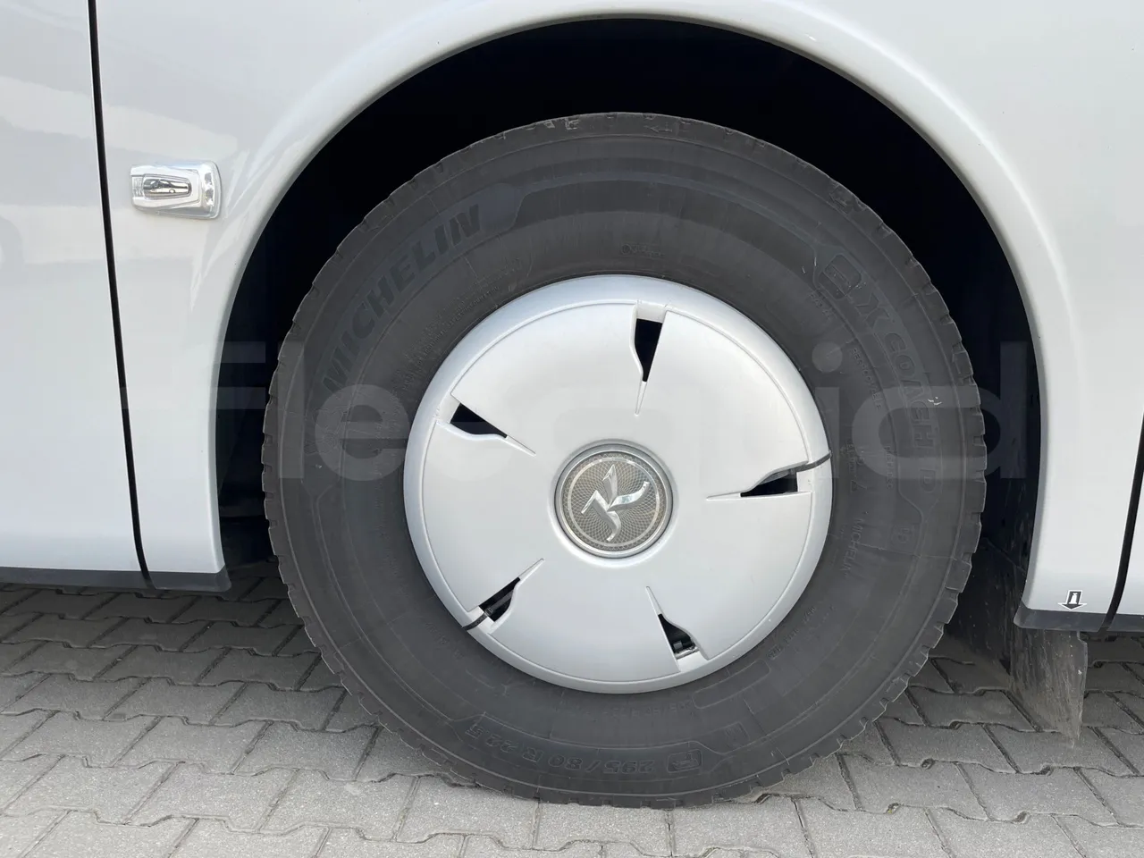 Setra S515 410 02 - Euro6 - 315kW - 12.300mt - rear left tire photo
