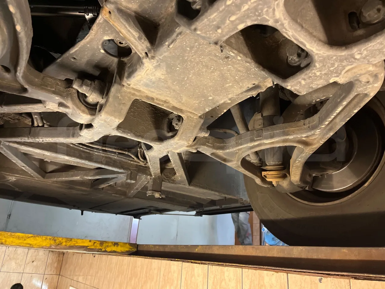 Setra S515 410 02 - Euro6 - 315kW - 12.300mt - front axle left side