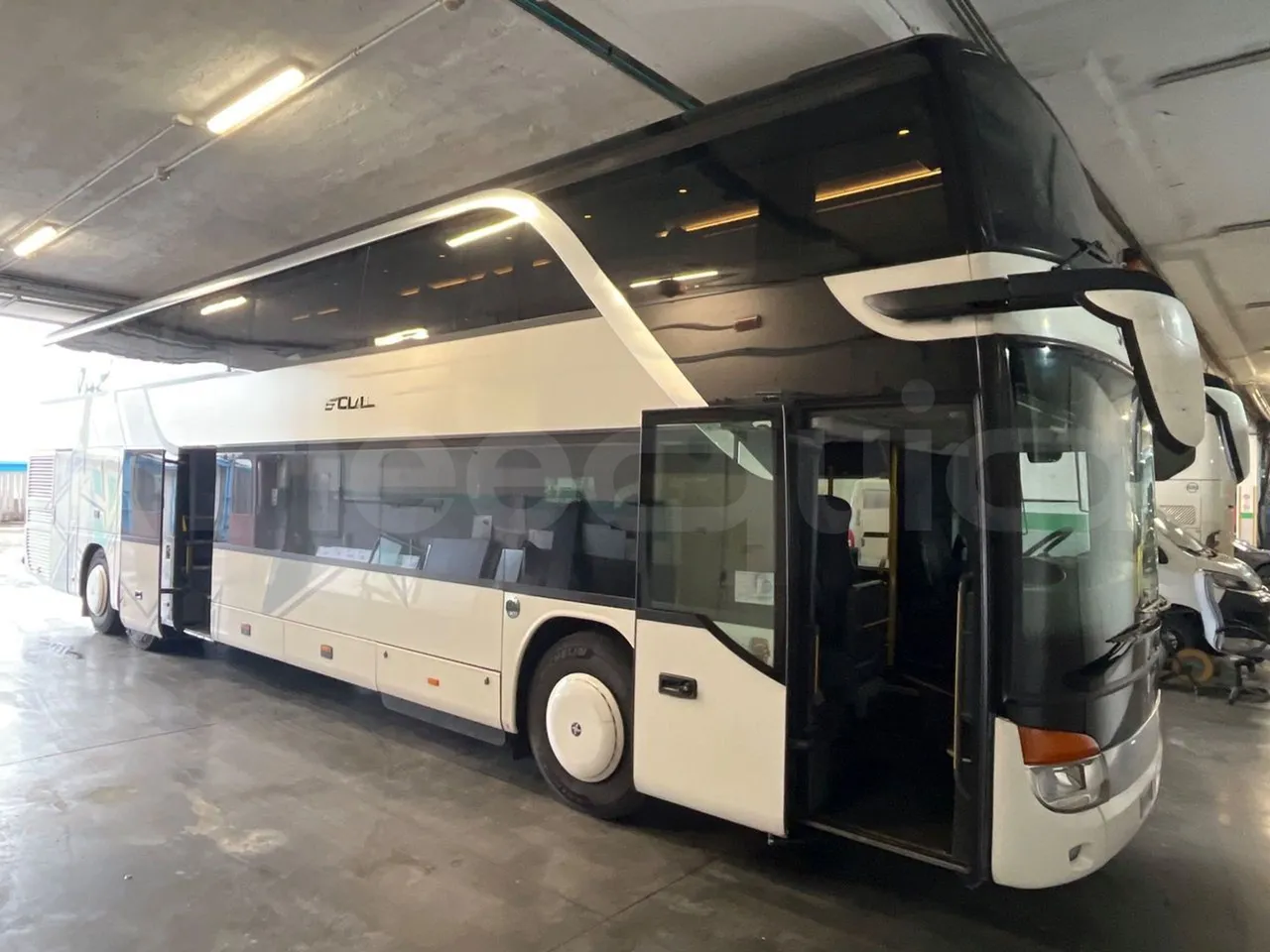 Setra S431 DT - Euro4 - 370kW - 13.890mt - 3/4 right front doors open