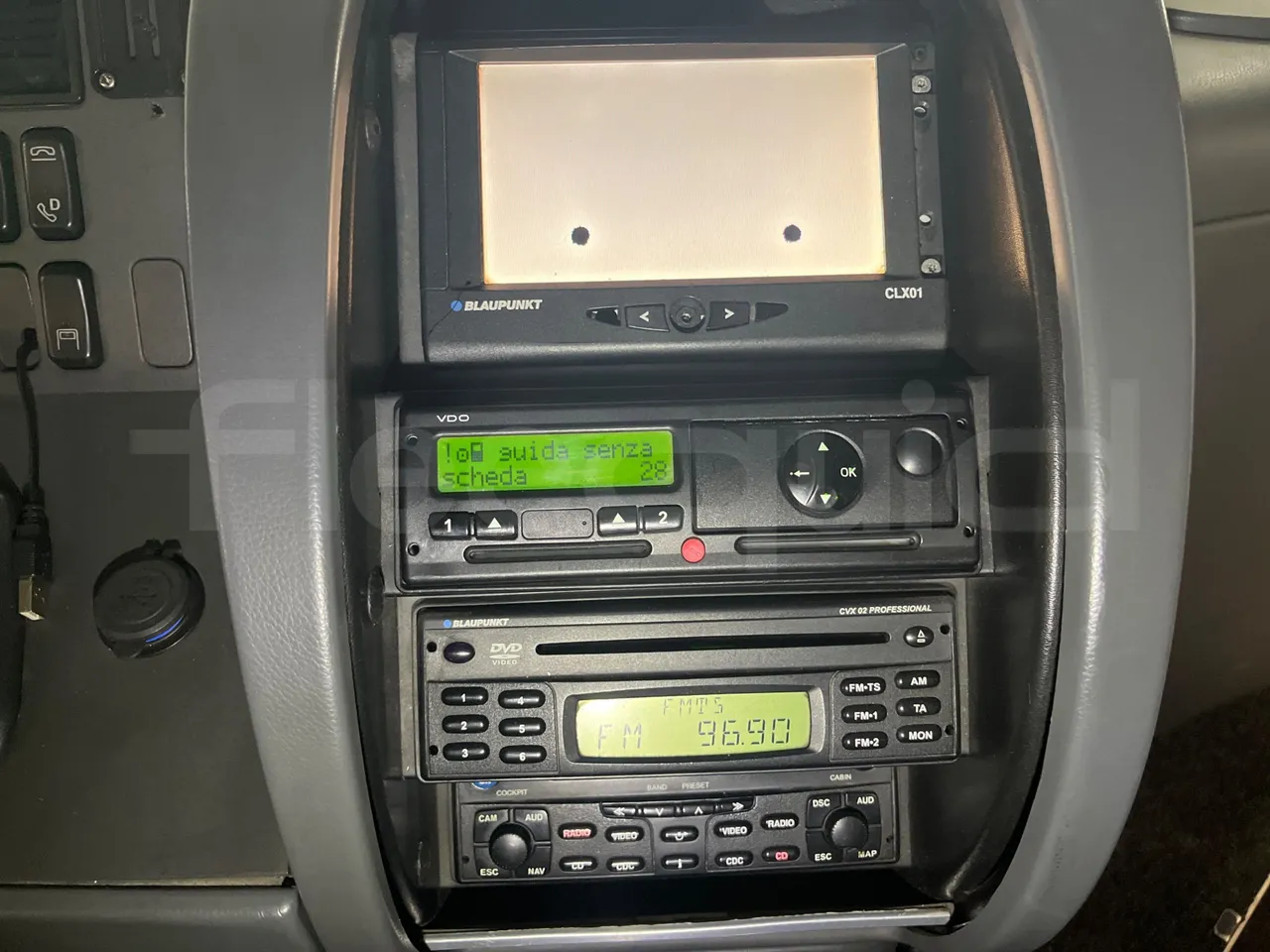 Setra S431 DT - Euro4 - 370kW - 13.890mt - radio accessories photo