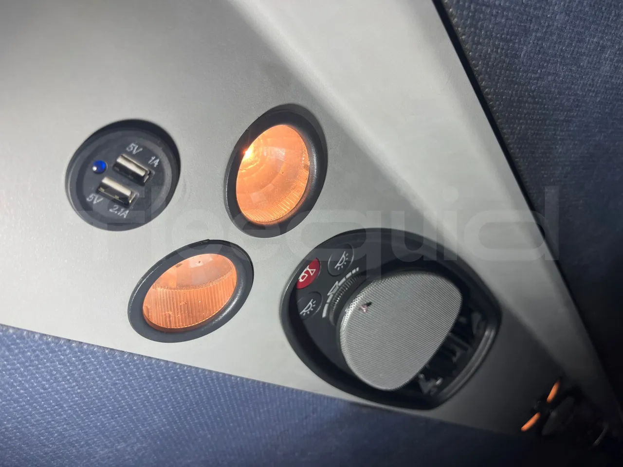 Setra S431 DT - Euro4 - 370kW - 13.890mt - usb charging detail