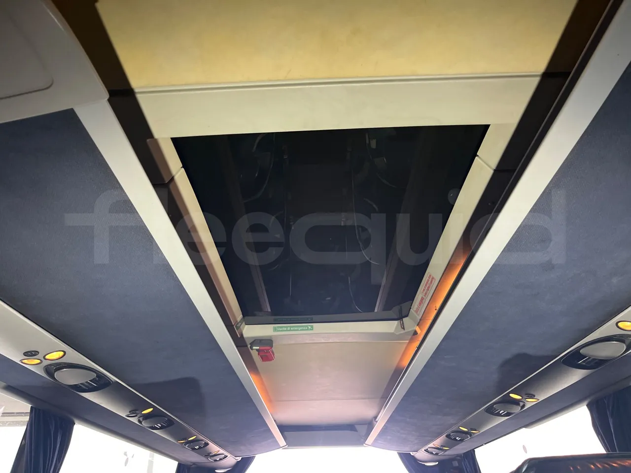 Setra S431 DT - Euro4 - 370kW - 13.890mt - roof hatch 1