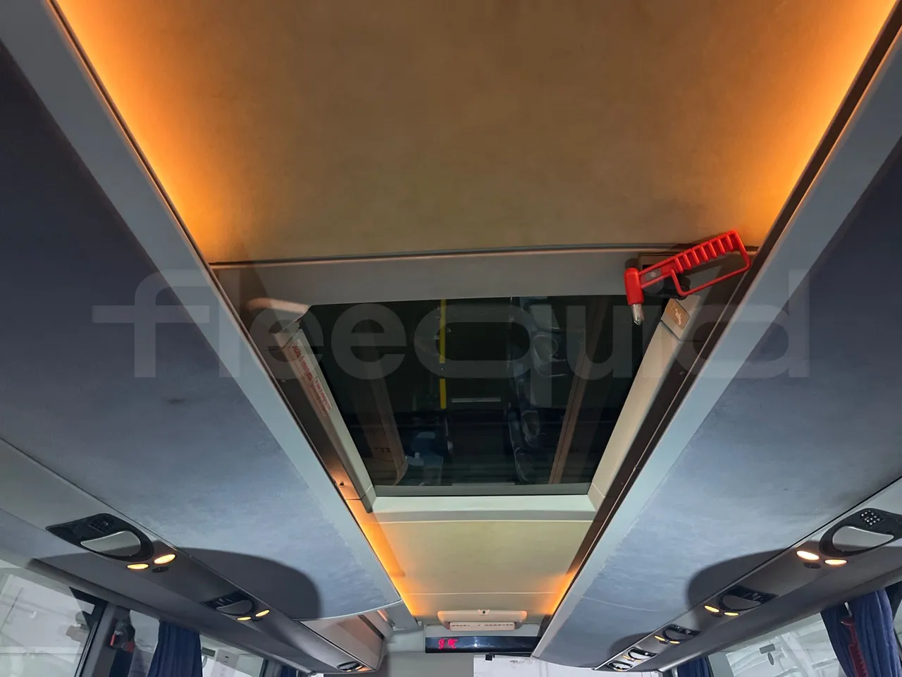 Setra S431 DT - Euro4 - 370kW - 13.890mt - roof hatch 2