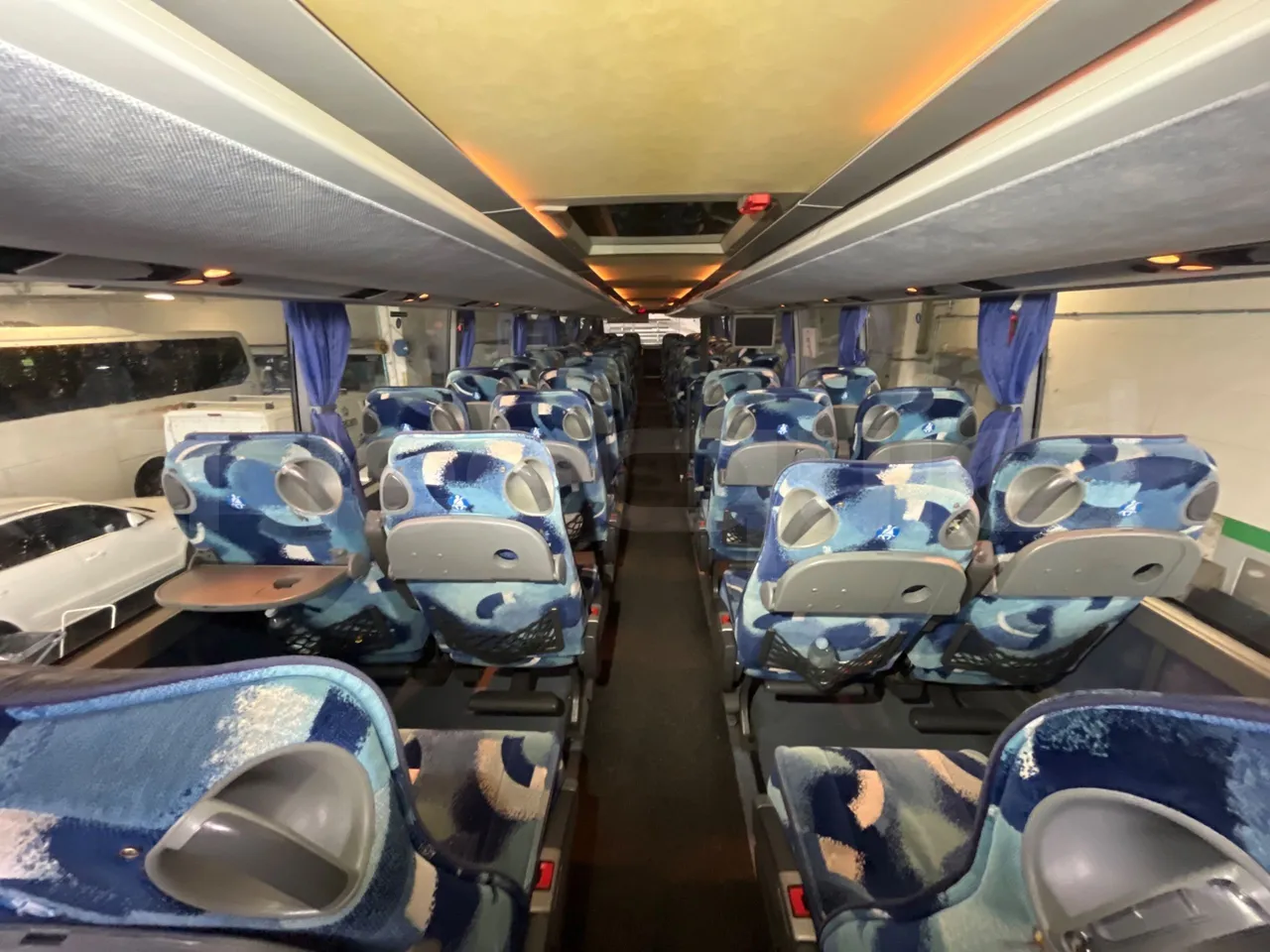 Setra S431 DT - Euro4 - 370kW - 13.890mt - forward view middle aisle