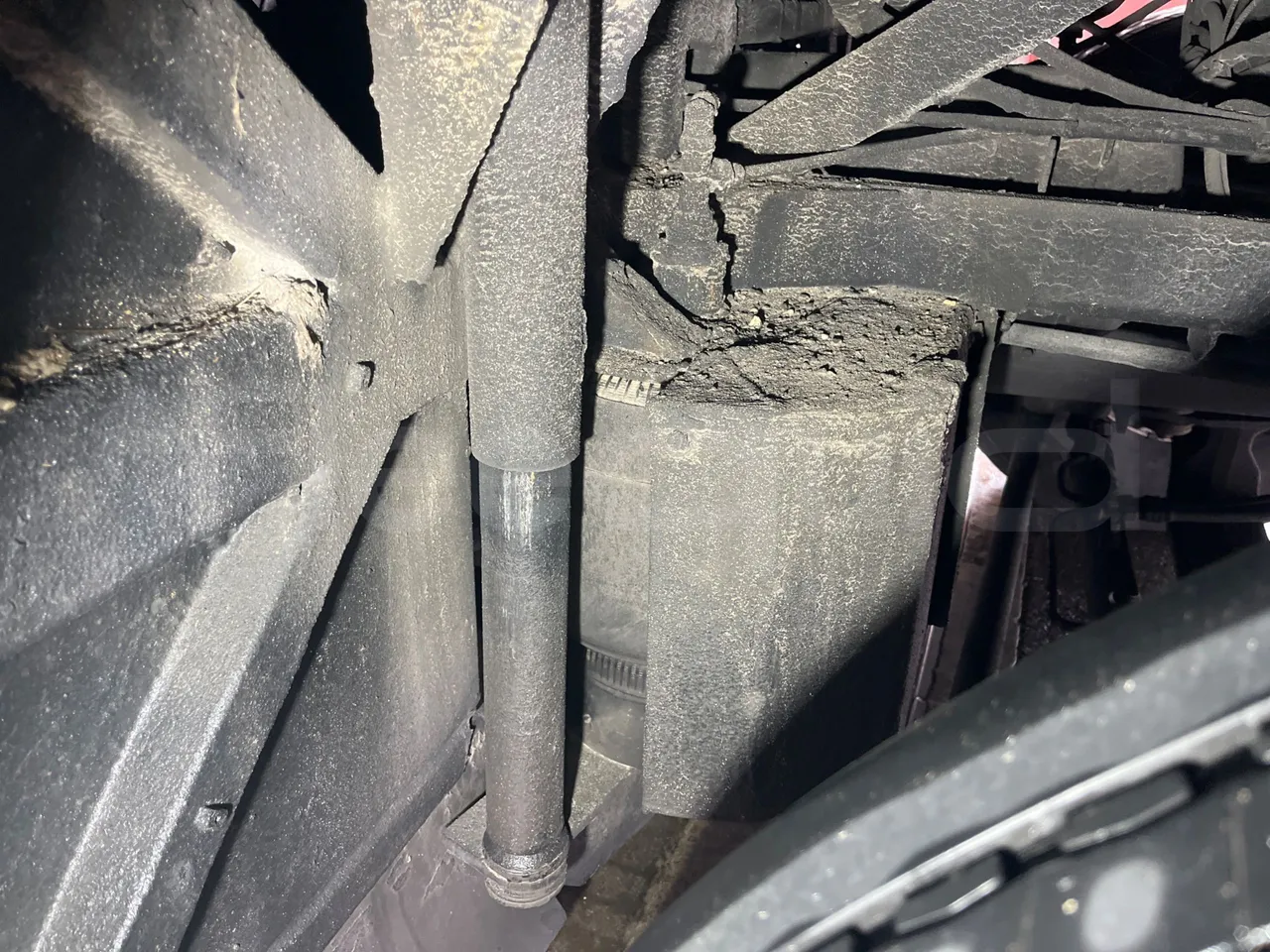 Setra S431 DT - Euro4 - 370kW - 13.890mt - axel 3 shock absorbers 1 left