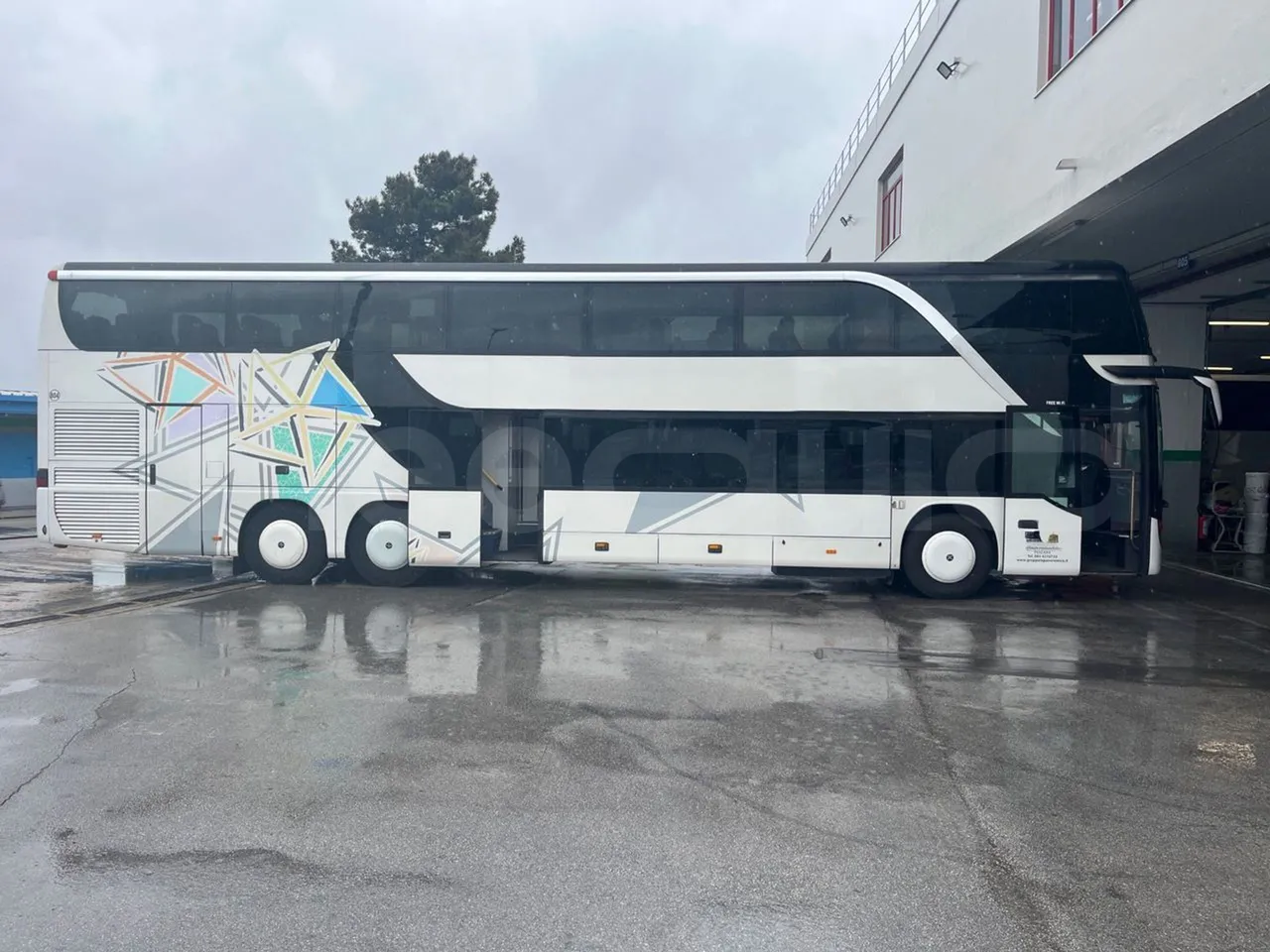 Setra S431 DT - Euro4 - 370kW - 13.890mt - right side doors open