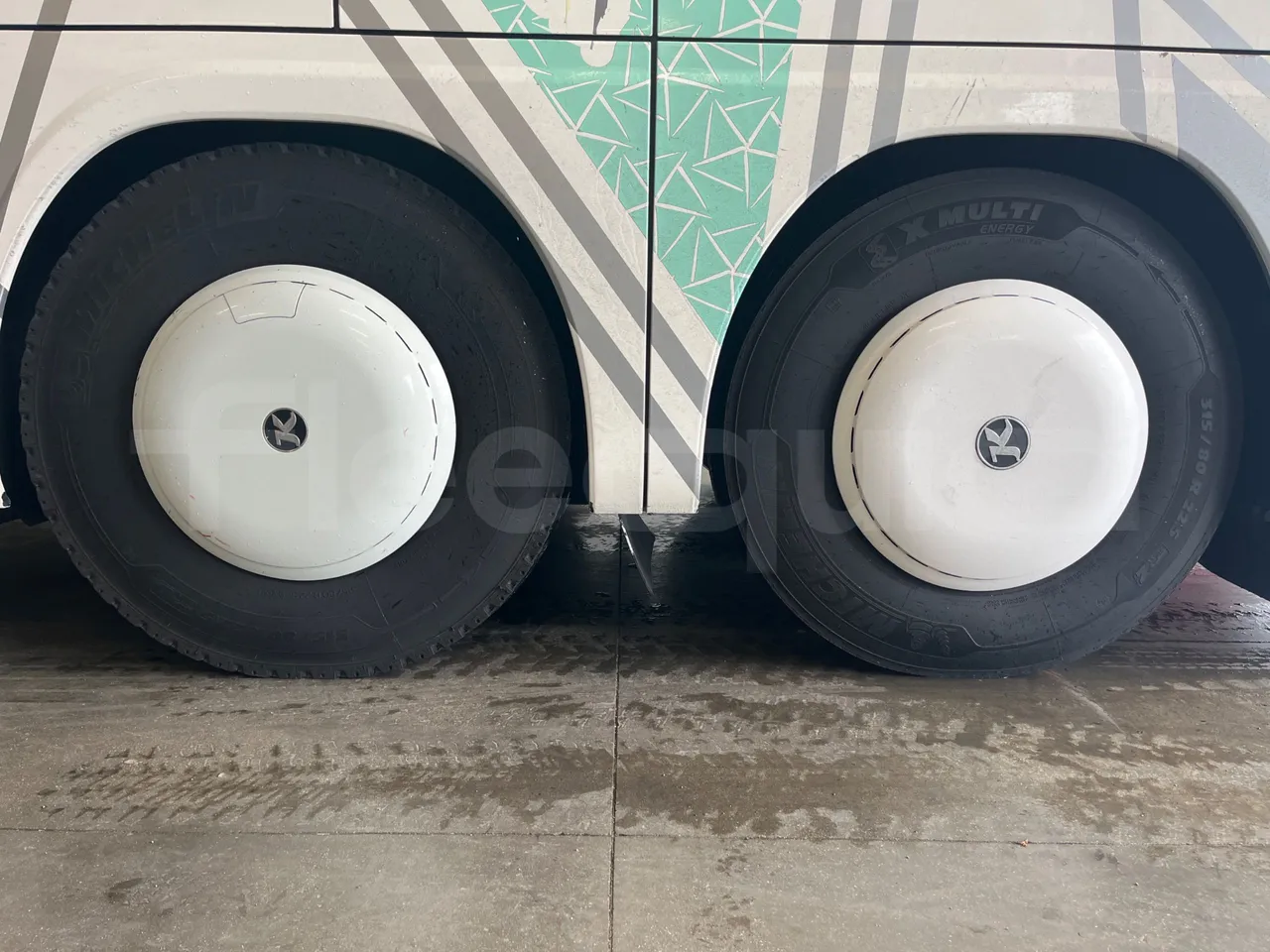Setra S431 DT - Euro4 - 370kW - 13.890mt - rear left tire photo