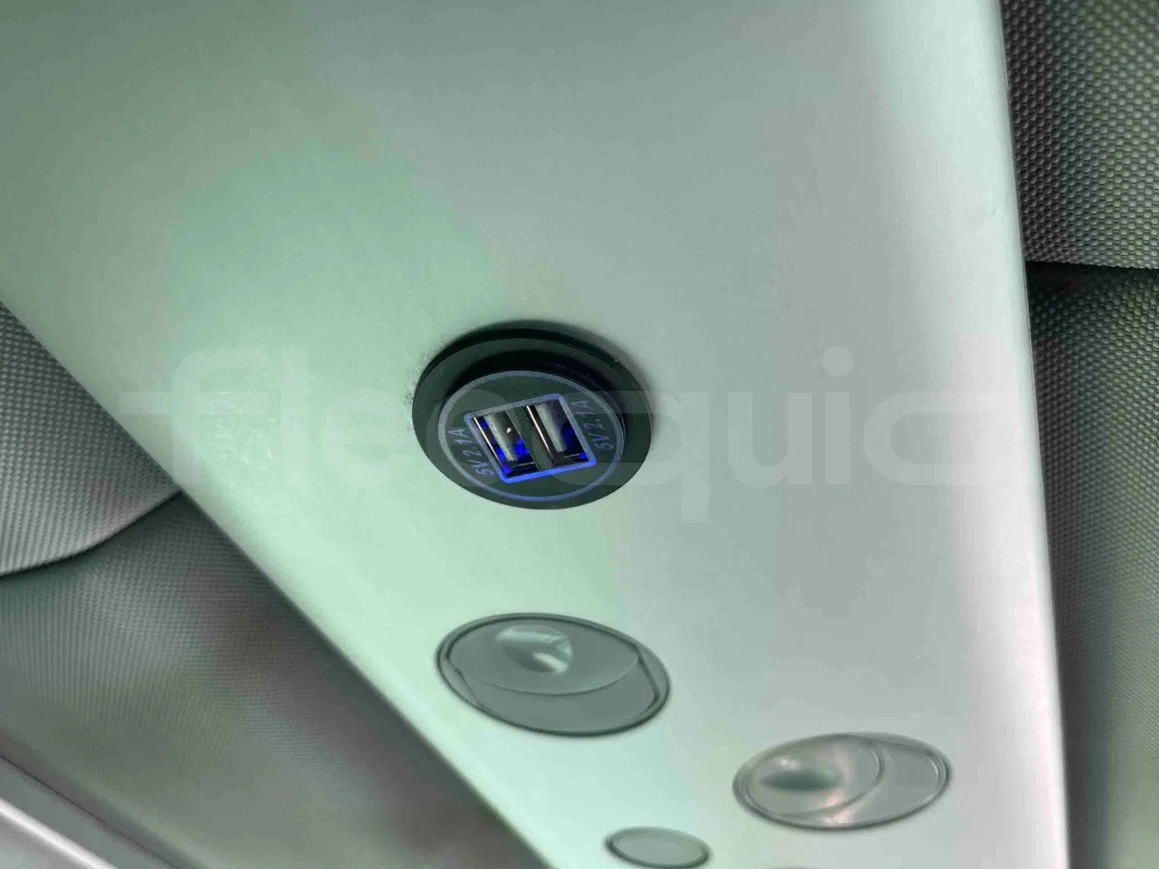 Irizar Mercedes Benz - usb charging detail