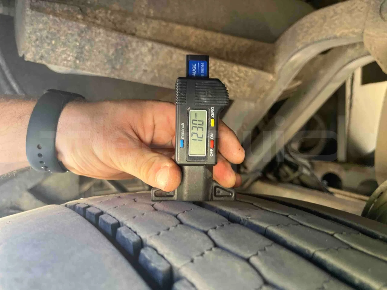 Irizar Mercedes Benz - First Axle Left Side: Tyre Thickness