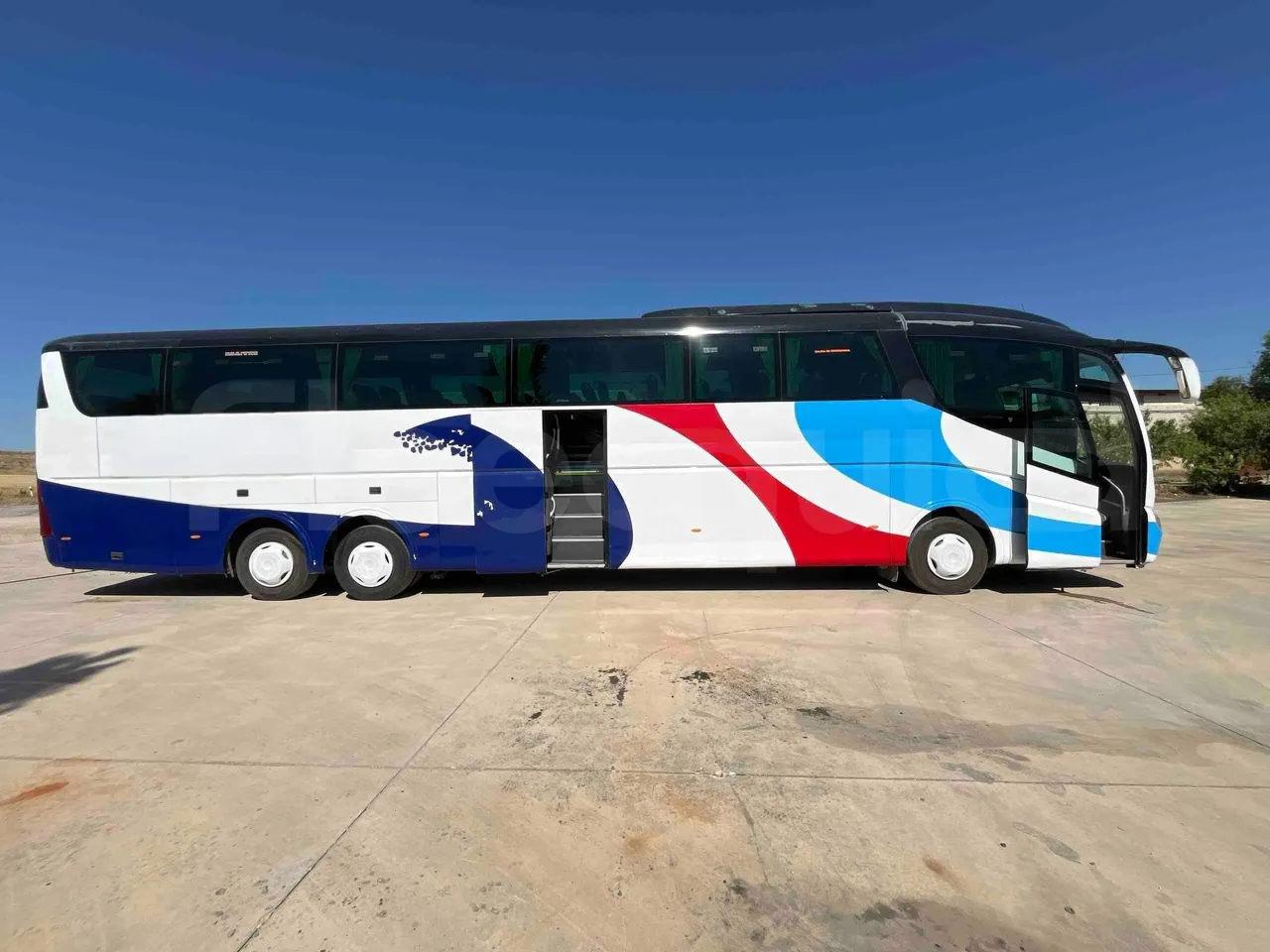 Irizar Mercedes Benz - right side doors open