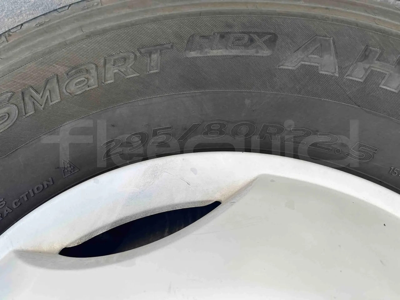 Irizar Mercedes Benz - rear left tire photo
