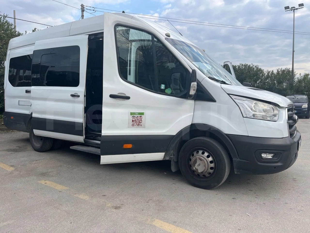 Ford Transit FBD - Euro 6 - 125 kW - 6.704 mt - 3/4 right front doors open