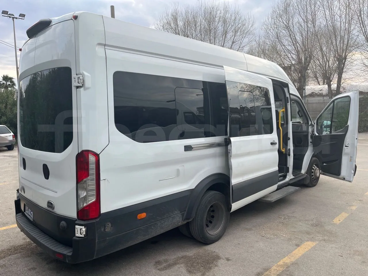 Ford Transit FBD - Euro 6 - 125 kW - 6.704 mt - 3/4 right rear doors open