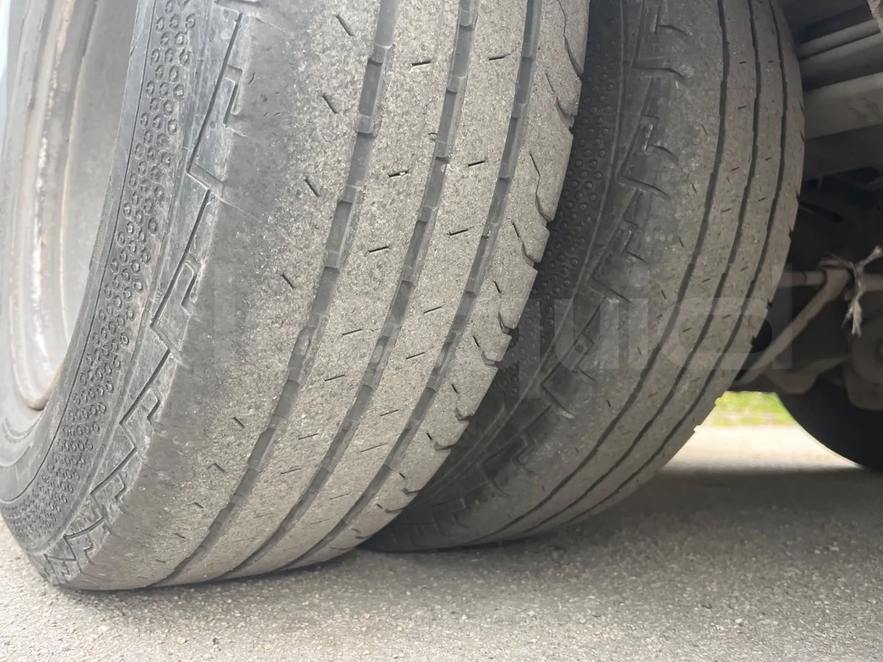 Ford Transit FBD - Euro 6 - 125 kW - 6.704 mt - tread condition third axle tires right