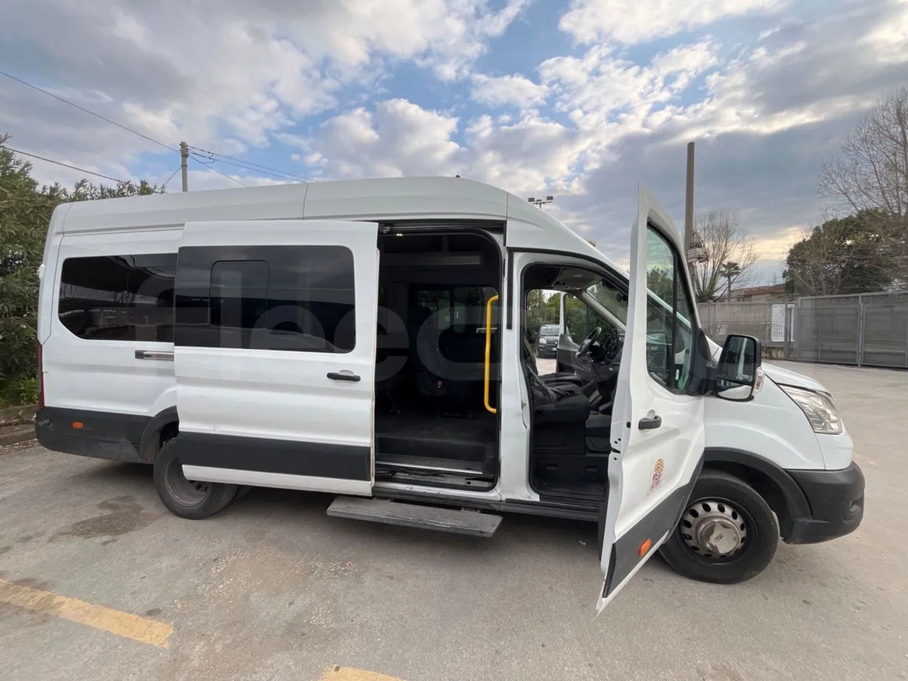 Ford Transit FBD - Euro 6 - 125 kW - 6.704 mt - right side doors open