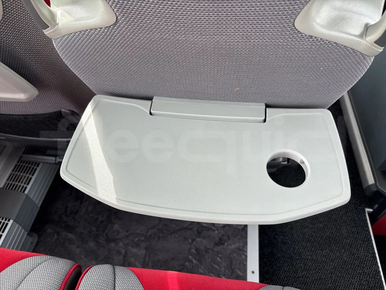 Setra S516 - Table