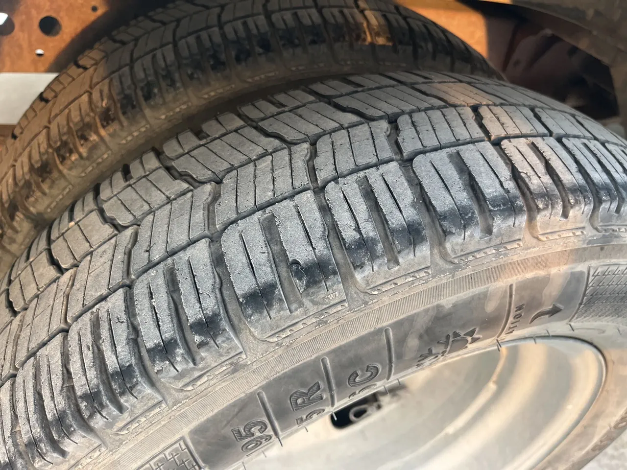 Iveco Daily - First Axle Left Side: Tyre Thickness