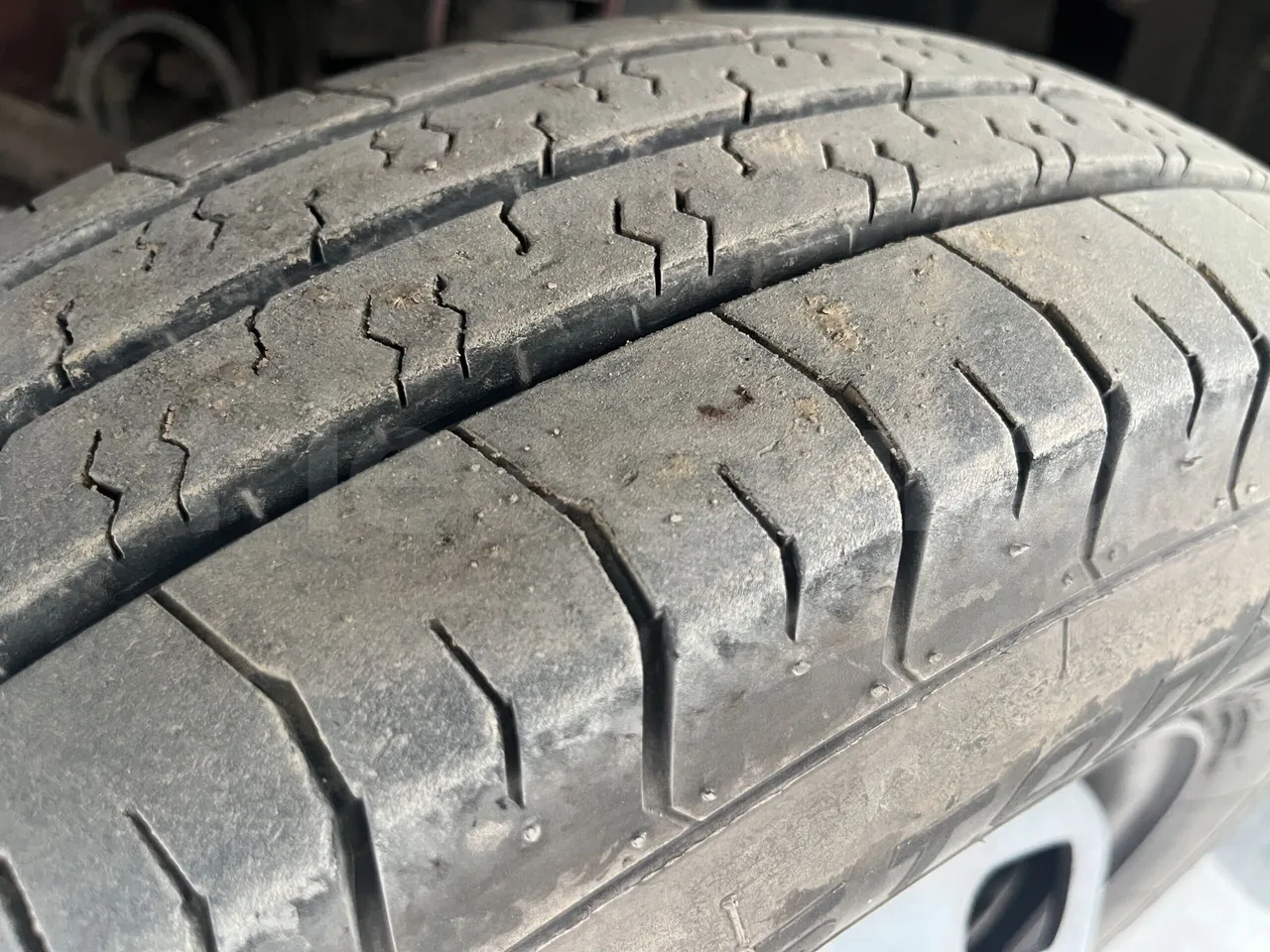 Iveco Daily - Second Axle Left Side: Tyre Thickness