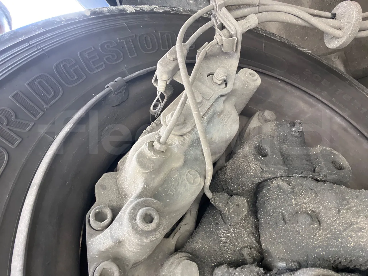 Mercedes-Benz MB 818 S SITCAR TR1 - Euro4 - 130kW - 7.640mt - front brake calipers right