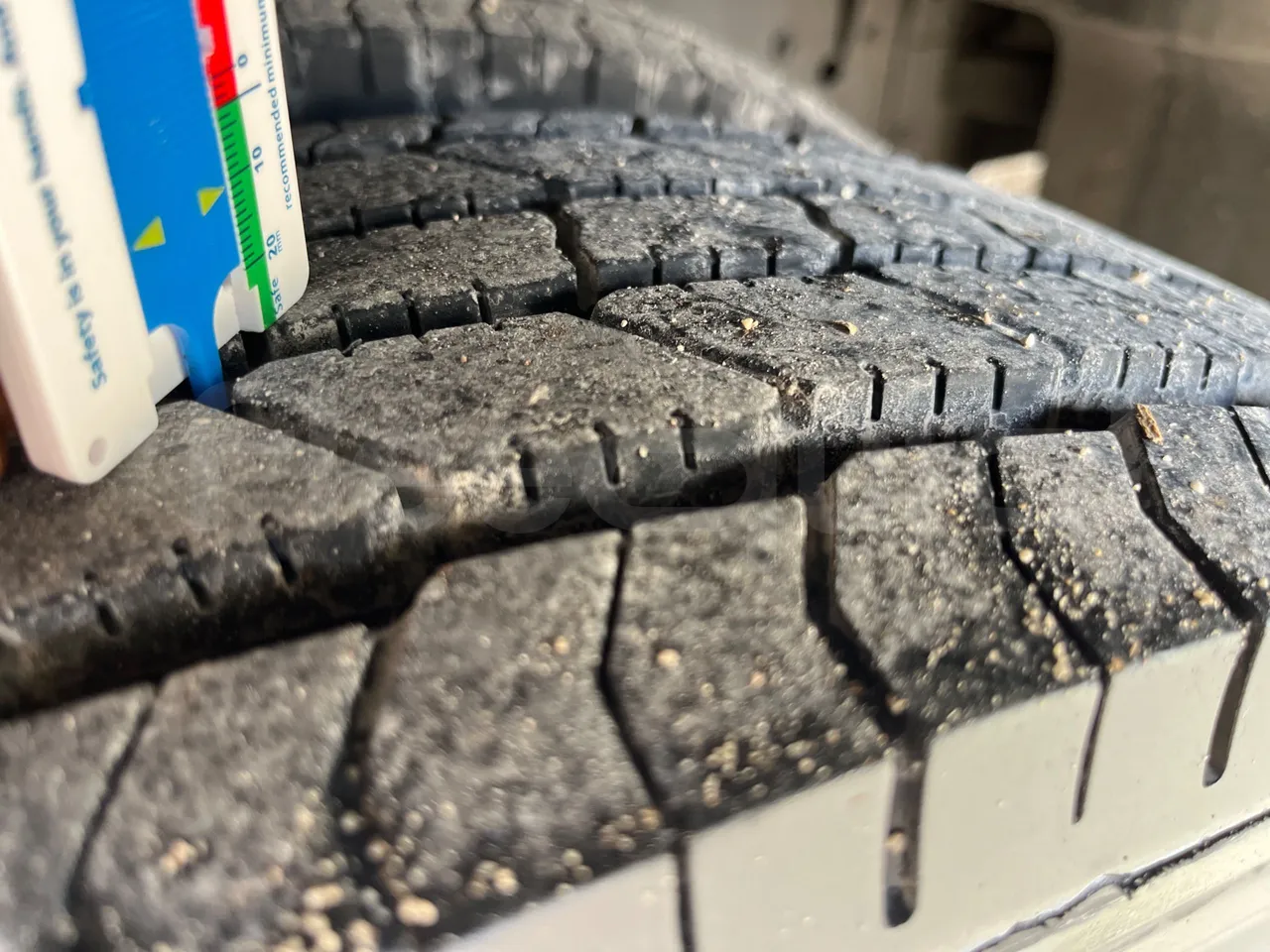 Mercedes-Benz MB 818 S SITCAR TR1 - Euro4 - 130kW - 7.640mt - tread condition front tires left