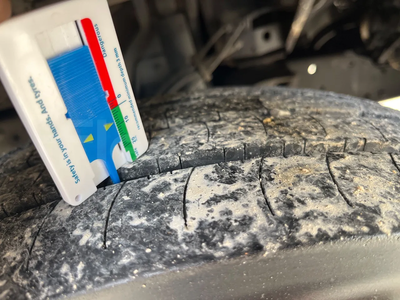 Mercedes-Benz MB 818 S SITCAR TR1 - Euro4 - 130kW - 7.640mt - tread condition front tires right