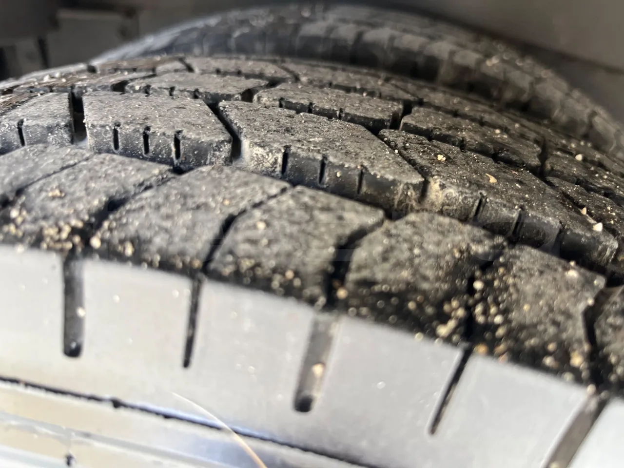 Mercedes-Benz MB 818 S SITCAR TR1 - Euro4 - 130kW - 7.640mt - tread condition second axle tires right